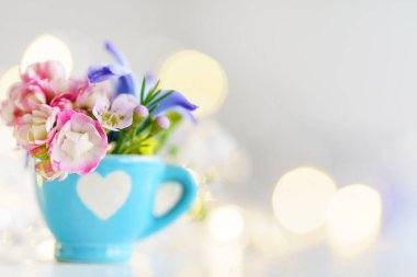 bahar çiçekleri ile Kupası, yakın çekim