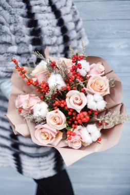 kadın elinde güzel buket 