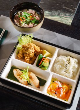 Japon mutfağı. kutu set arka planda yemek, yakın çekim