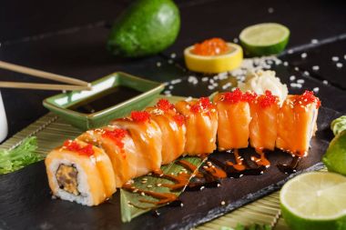 suşi siyah arka plan üzerine yakın çekim