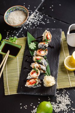suşi siyah arka plan üzerine yakın çekim