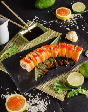 suşi siyah arka plan üzerine yakın çekim