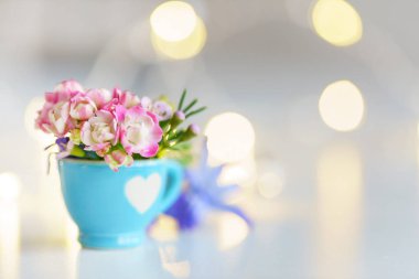 bahar çiçekleri ile Kupası, yakın çekim