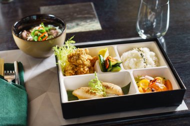Japon mutfağı. Öğle Yemeği kutu set arka planda