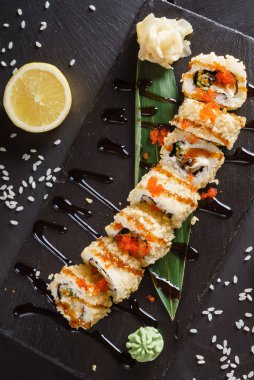 suşi siyah arka plan üzerine yakın çekim