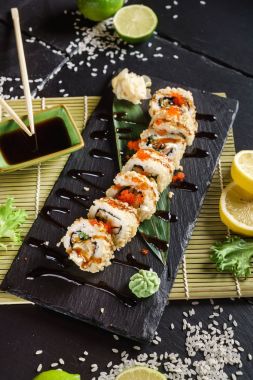 suşi siyah arka plan üzerine yakın çekim