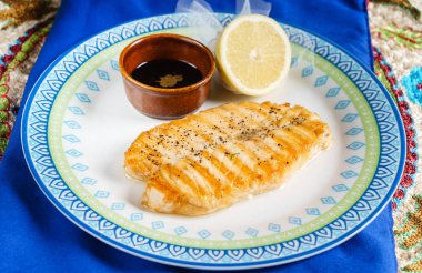 Kızarmış som balığı biftek soslu, yakın çekim