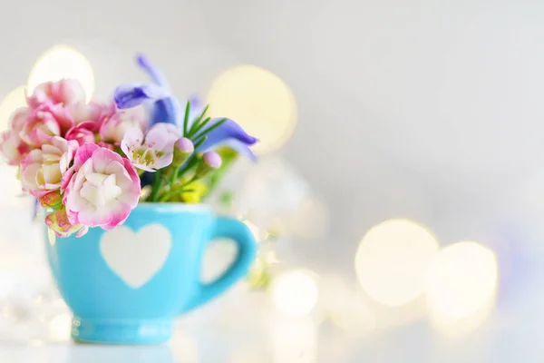 Tazza Con Fiori Primaverili Vicino — Foto Stock