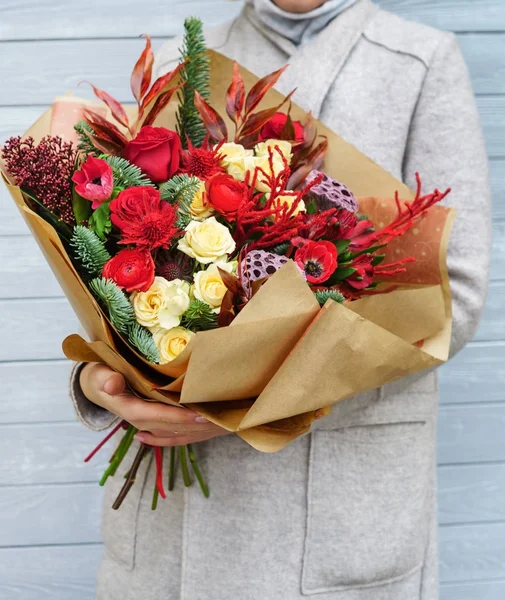 Bouquet Agradável Nas Mãos Mulher — Fotografia de Stock