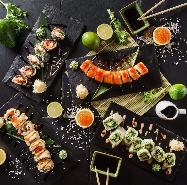 Sushi Auf Schwarzem Hintergrund Nahaufnahme — Stockfoto