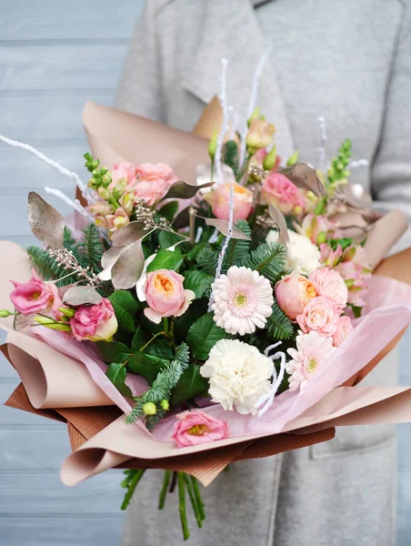 女性の手の中の素敵な花束 — ストック写真