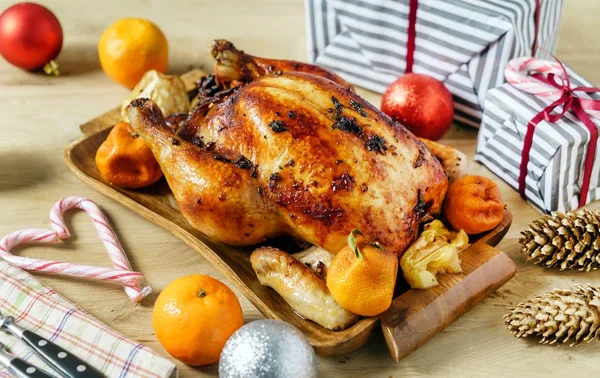 Gebratenes Hühnchen Auf Dem Weihnachtstisch Aus Nächster Nähe — Stockfoto