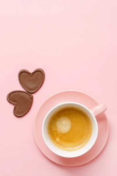 Кофе Шоколадными Сердцами Крупным Планом — стоковое фото