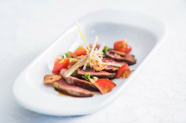  dilimlenmiş sebze garnitür ile sığır eti, yakın çekim