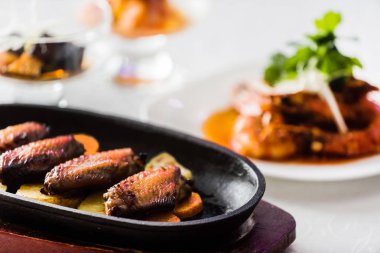 baharatlı tavuk, sebzeli yakın çekim