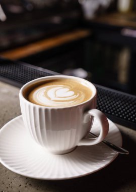 kapuçino masada, fincan kadar yakın