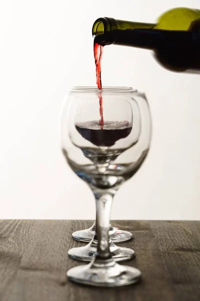 Gläser Mit Rotwein Auf Dem Tisch Nahaufnahme — Stockfoto
