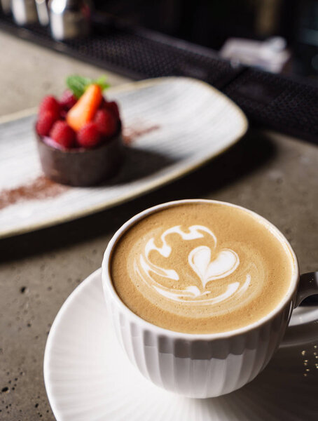 Чашка капучино на столе, крупным планом
