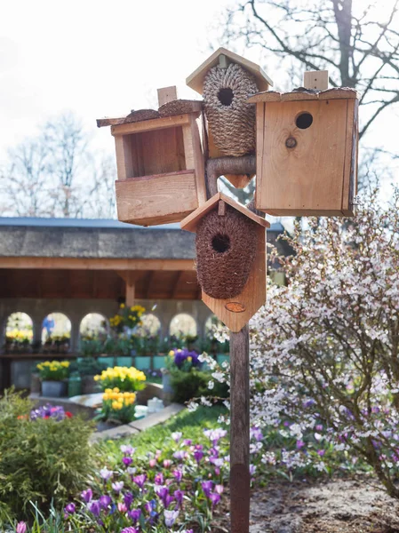 Hölzerne Vogelhäuser Garten — Stockfoto