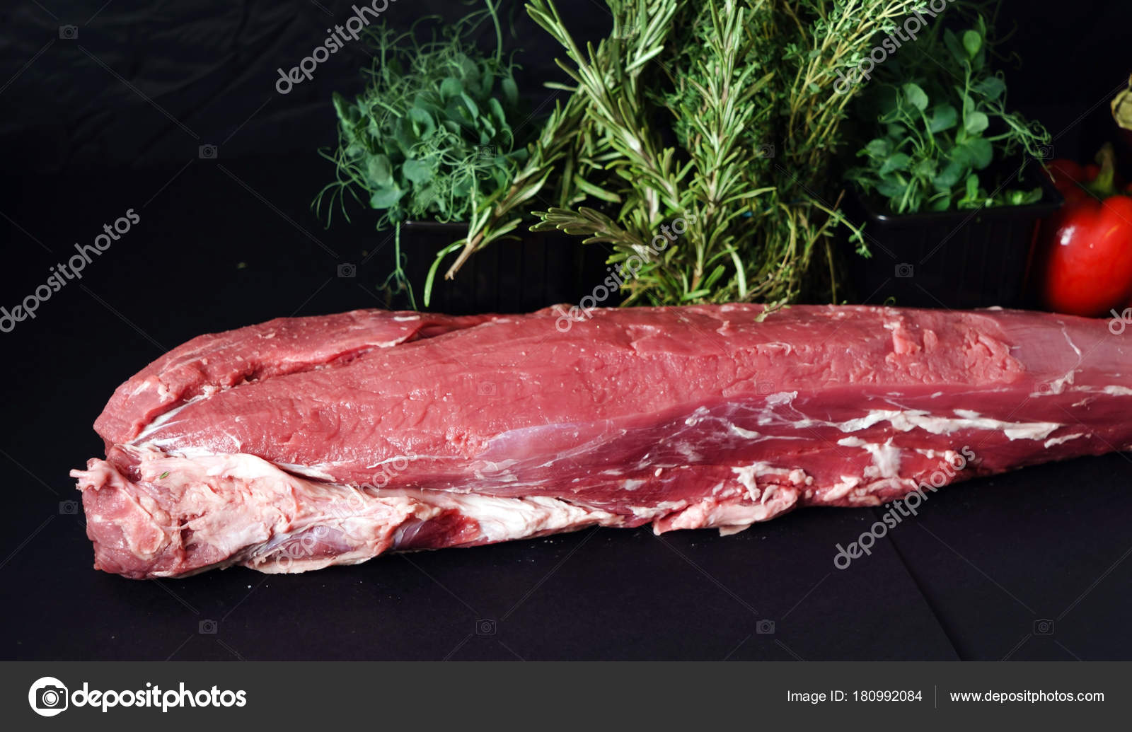 Carne cruda fresca con sal y pimienta en pizarra negra — Foto de stock
