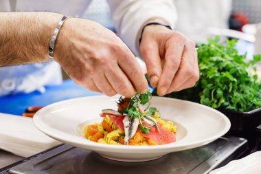 mutfak, çalışmalarına erkek aşçı yakın çekim