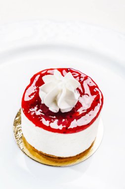 Beyaz, çilekli cheesecake yakın çekim