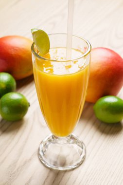 Mango taze suyu, yakın