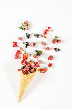 Dondurulmuş çilek dondurma koni