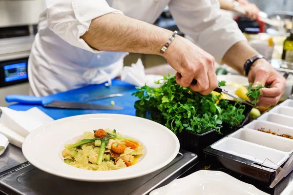 Chef Masculino Trabajo Cocina Cerca — Foto de Stock