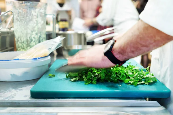 Mannelijke Chef Kok Aan Het Werk Keuken Close — Stockfoto