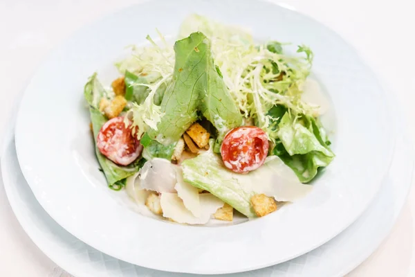 Salada César Prato Branco Close — Fotografia de Stock