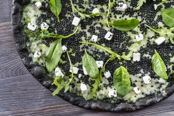 Pizza Con Caviar Negro Cerca — Foto de Stock