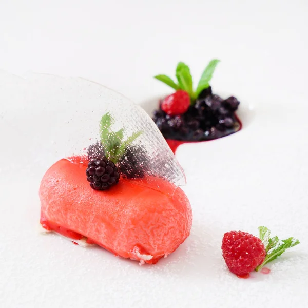 Dolce Dessert Saporito Con Bacche Vicino — Foto Stock