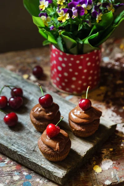 Cupcakes Cereja Chocolate Mesa Close — Fotografia de Stock