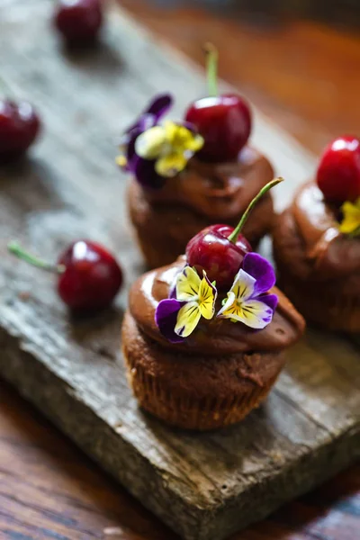 Choklad Körsbär Muffins Bordet Närbild — Stockfoto