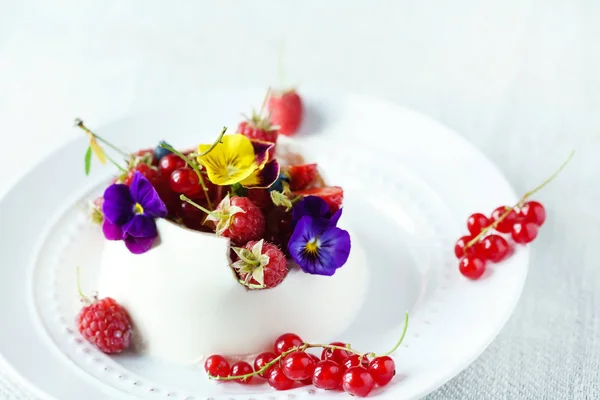 Zoete Lekkere Dessert Met Bessen Close — Stockfoto