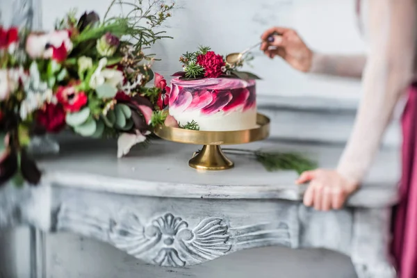 Mujer Comiendo Pastel Boda Con Flores — Foto de Stock