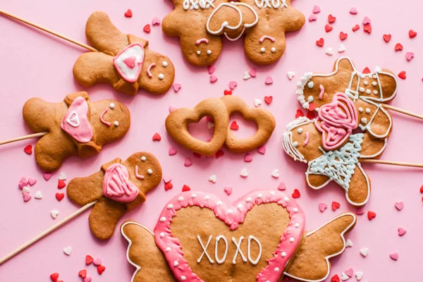 Süße Plätzchen Zum Valentinstag Auf Rosa Hintergrund — Stockfoto