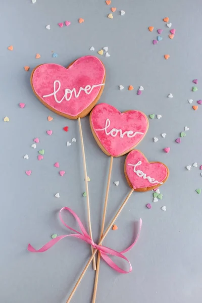 Pliki Cookie Dla Walentynki Szarym Tle — Zdjęcie stockowe
