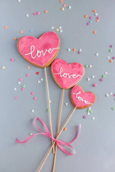 Galletas Para San Valentín Sobre Fondo Gris —  Fotos de Stock