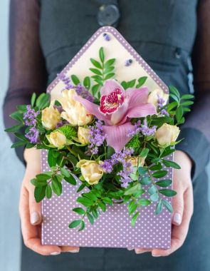 Bahar buket kadın elinde 