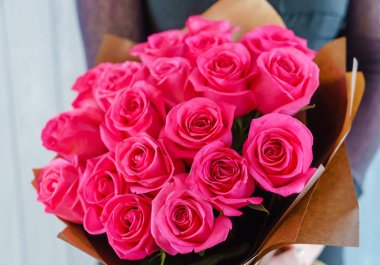 kadın elinde güzel buket 