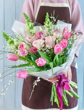 kadın elinde güzel buket 