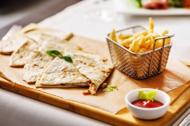 tortilla ile patates kızartması, yakın çekim