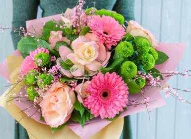 kadın elinde güzel buket 