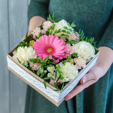 kadın elinde güzel buket 