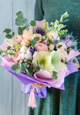 kadın elinde güzel buket 