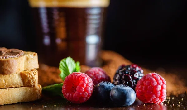 Gustosa Colazione Con Caffè Vicino — Foto Stock