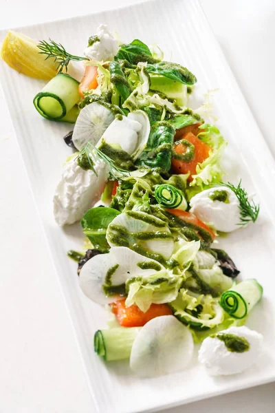 Insalata Primavera Con Mozzarella Primo Piano — Foto Stock