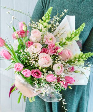 kadın elinde güzel buket 